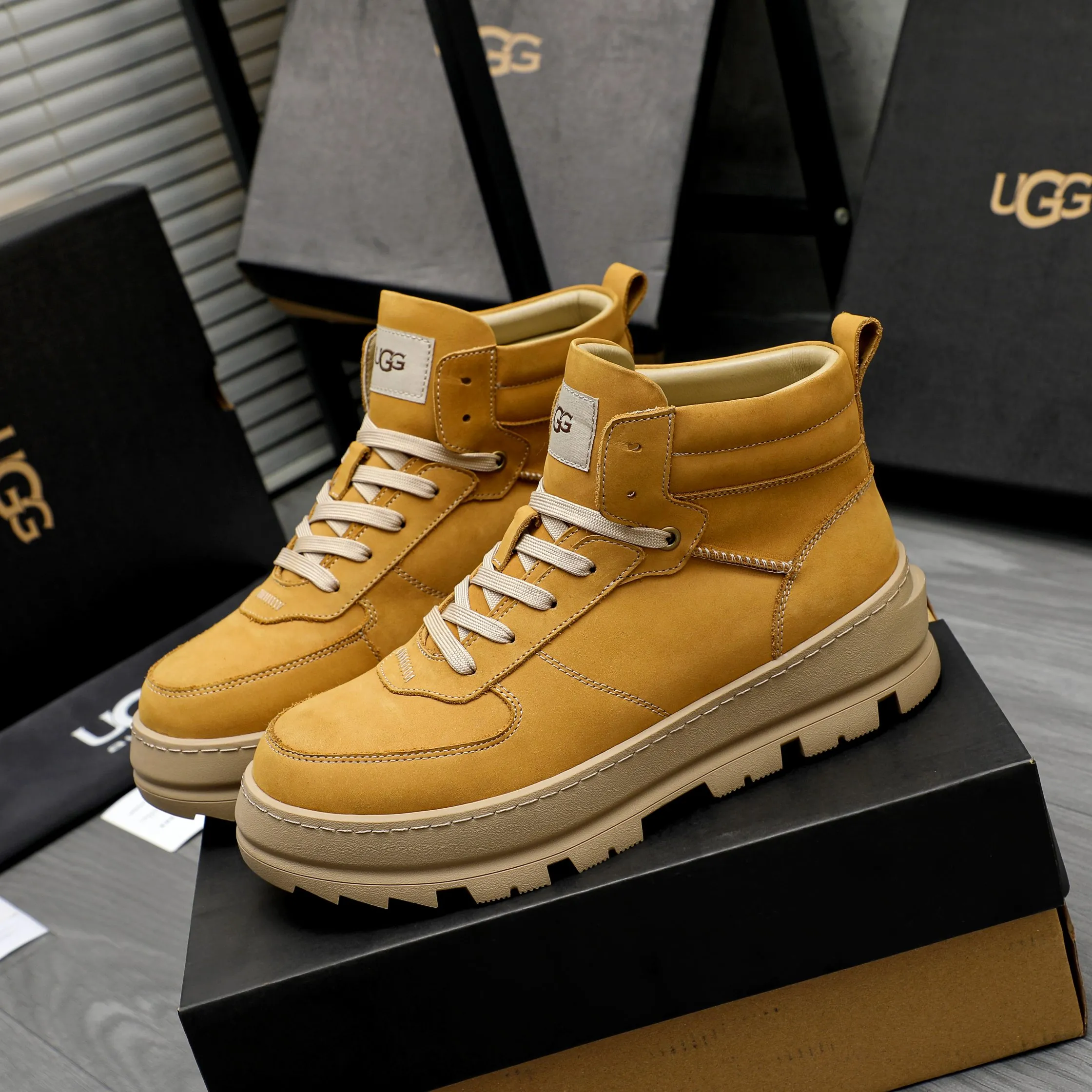 P620 Product trademark: "UGG" Gaobang men's shoes Regular size: 39-44 Product materials: Selected nubuck leather upper, wool lining, original outsole